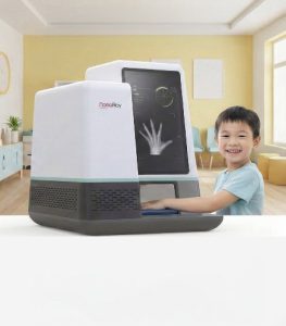 手部X光檢查設備，兒童在平安聯合診所接受專業醫療服務，安全又舒適。