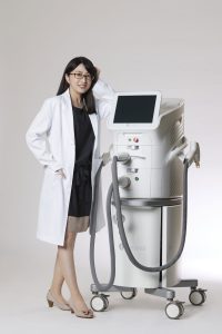 抗衰老醫療設備與醫師在平安聯合診所提供專業醫療服務。